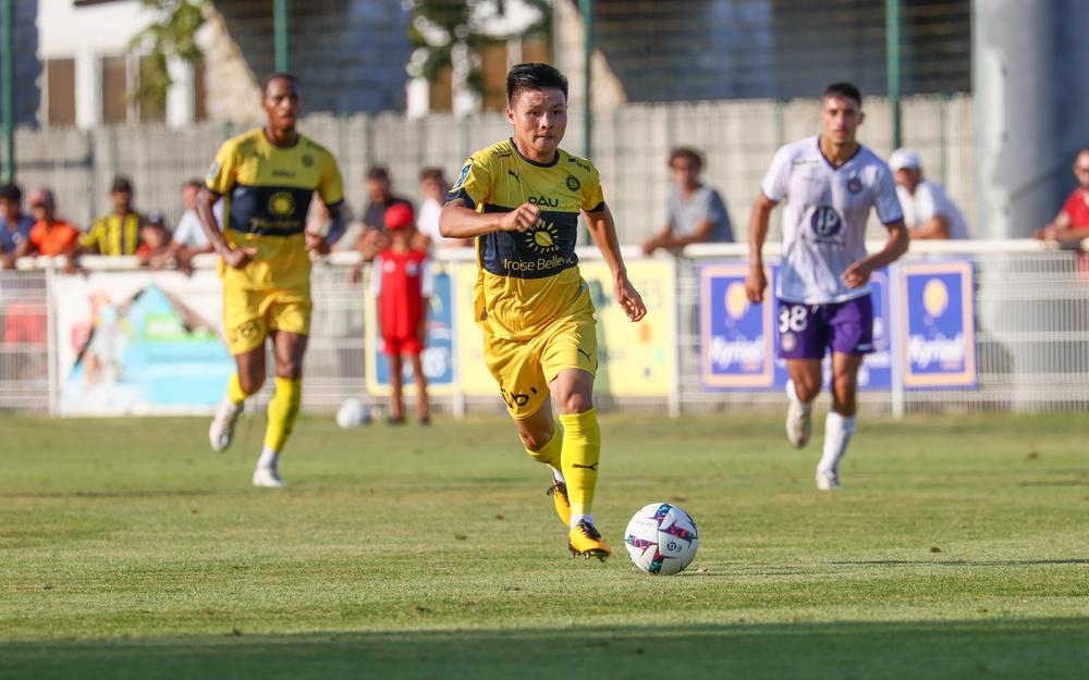 HLV Pau FC không hứa trước về khả năng đá chính của Quang Hải