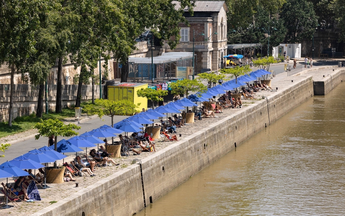 "Bãi biển" giữa lòng Paris đắt khách dịp hè