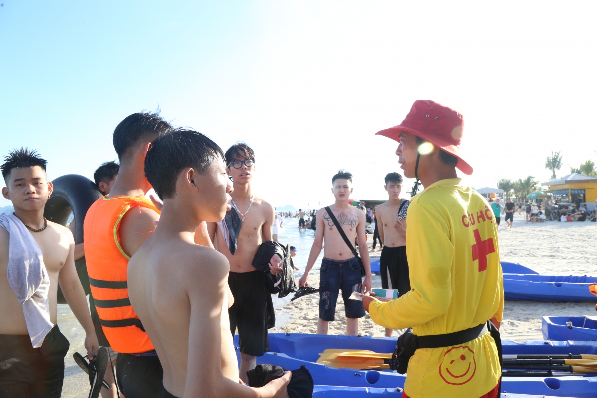 Lực lượng cứu hộ bãi biển Hạ Long căng mình khi lượng khách tăng đột biến