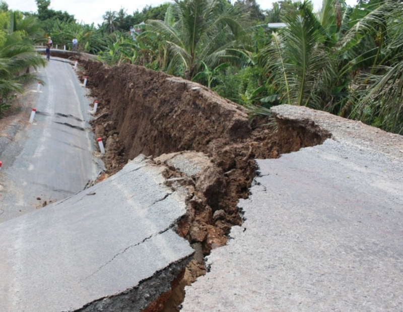 Long An khoan địa chất khắc phục sự cố đường liên xã bị sụt lún