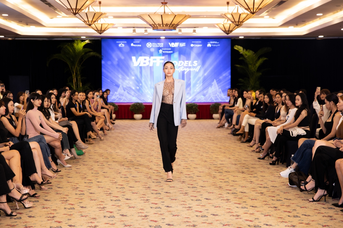 Lương Thùy Linh diện áo xuyên thấu tại buổi casting Vietnam Beauty Fashion Fest