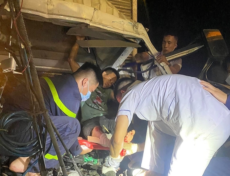 Xe khách va chạm xe bồn tại Nghệ An, tài xế tử vong, 19 hành khách bị thương