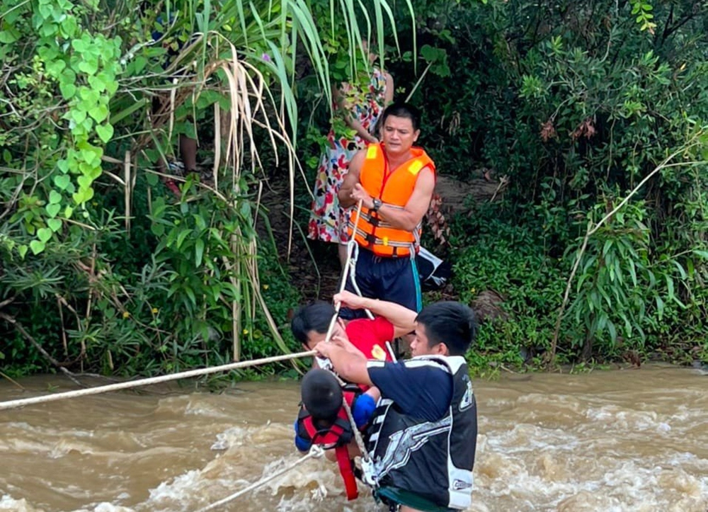Cứu 6 người mắc kẹt do nước suối dâng cao tại Đà Nẵng