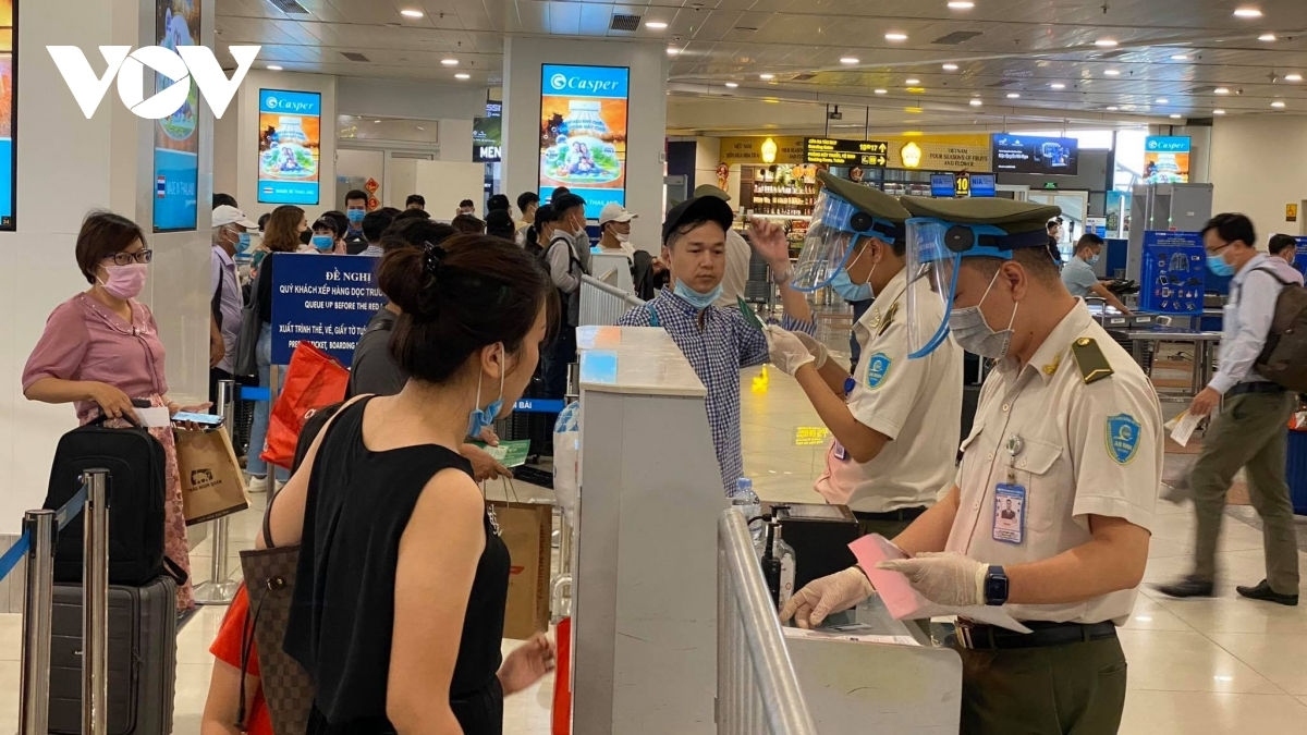 Vì sao nhiều khách bị từ chối bay tại sân bay Nội Bài?
