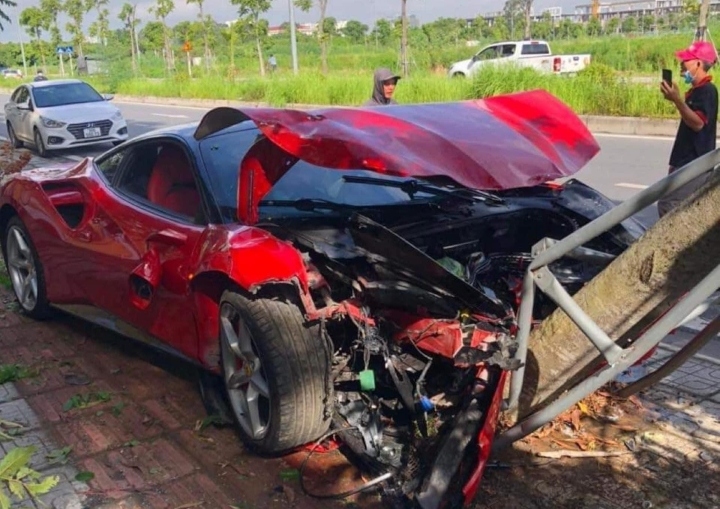 Hà Nội: Siêu xe Ferrari lao lên vỉa hè, tông đổ cây xanh