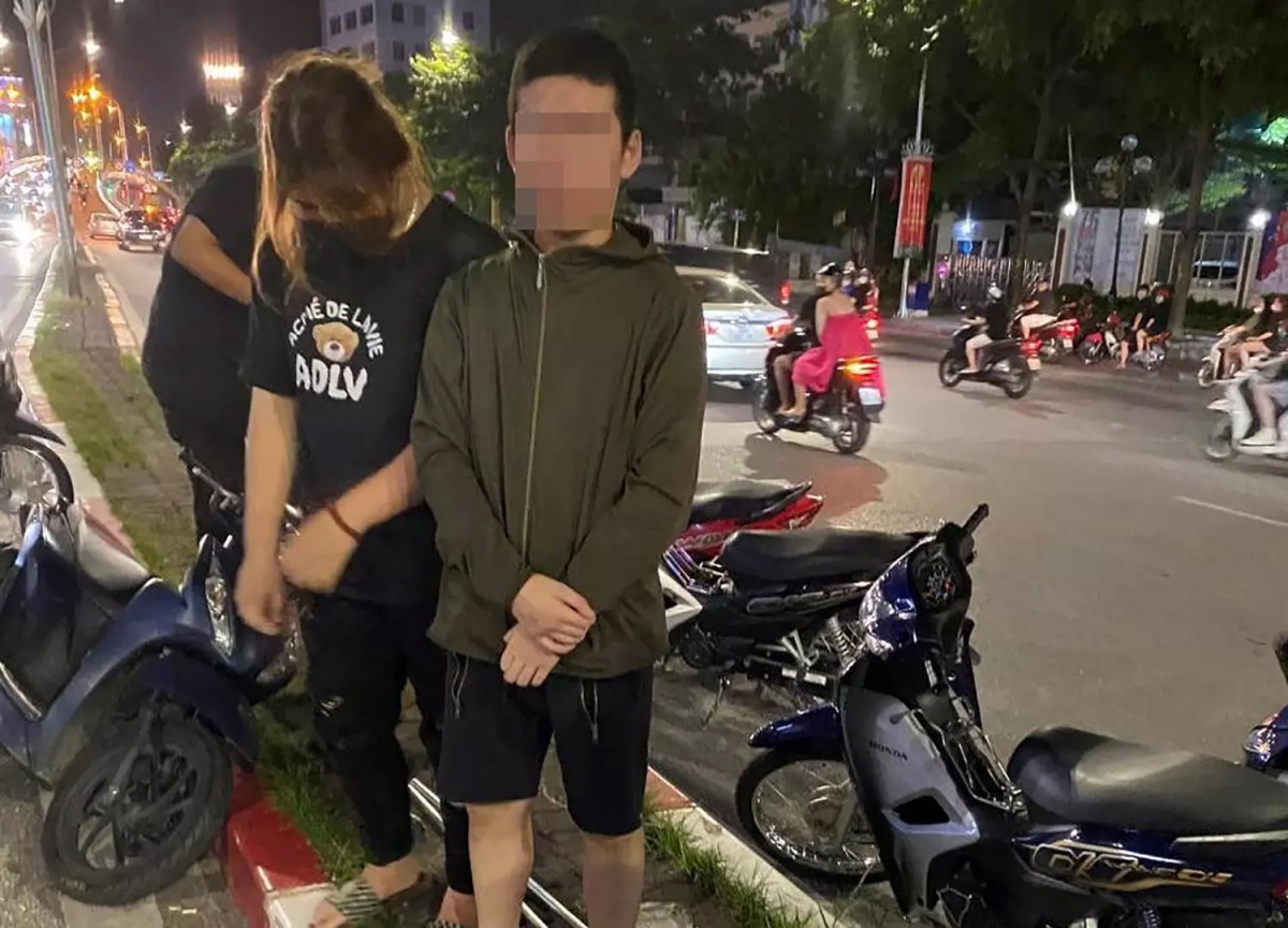 Thiếu nữ đi xe kẹp ba, cầm "phóng lợn" ngông nghênh diễu phố Hà Nội