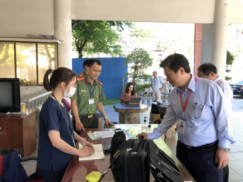 Thứ trưởng Bộ GD-ĐT kiểm tra chấm thi tốt nghiệp THPT 2022 tại Đà Nẵng
