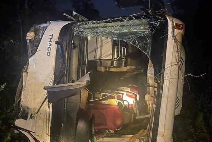 Xe chở khách du lịch lao xuống vực khiến 3 người tử vong ở Phú Thọ