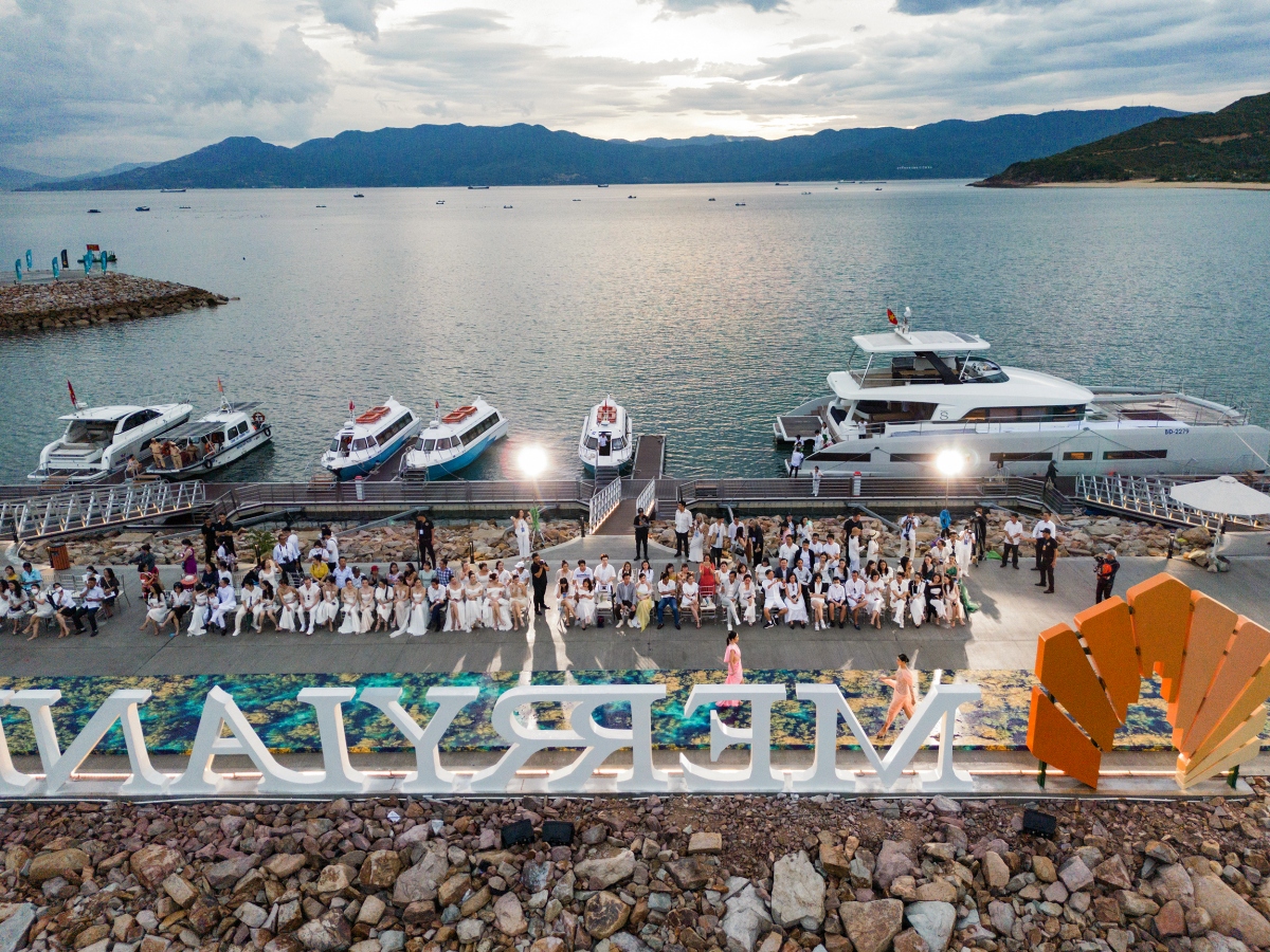 Chiêm ngưỡng sàn catwalk giữa biển độc đáo của Miss World Vietnam 2022