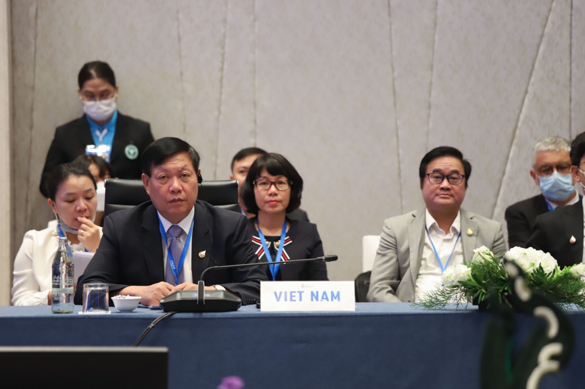 Việt Nam chia sẻ kinh nghiệm cân bằng y tế, kinh tế tại phiên họp cấp cao APEC