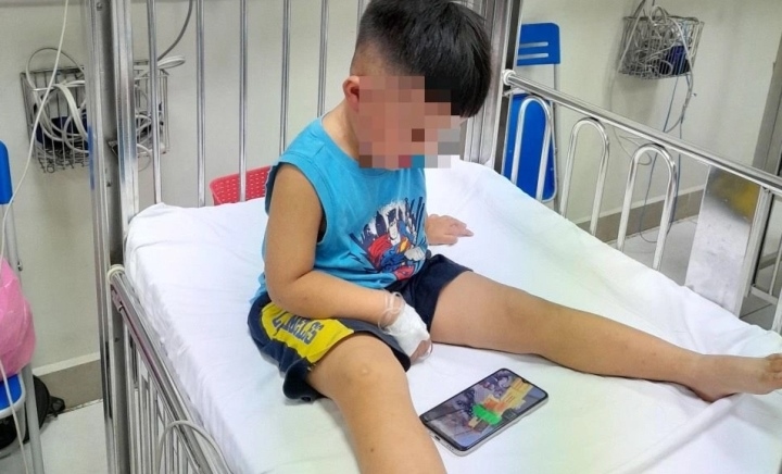 Bé trai hơn 3 tuổi ở Hà Nam bị hàng xóm nhốt trong tủ cấp đông