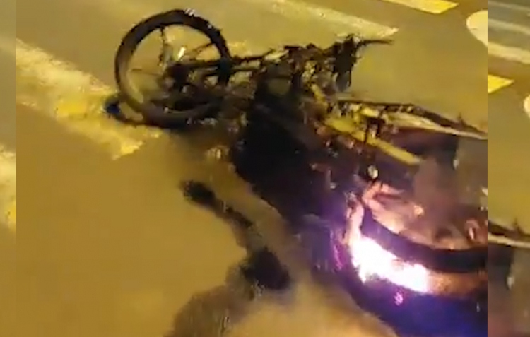 Nóng 24h: Hai nhóm thanh niên hỗn chiến, đốt xe máy giữa đường