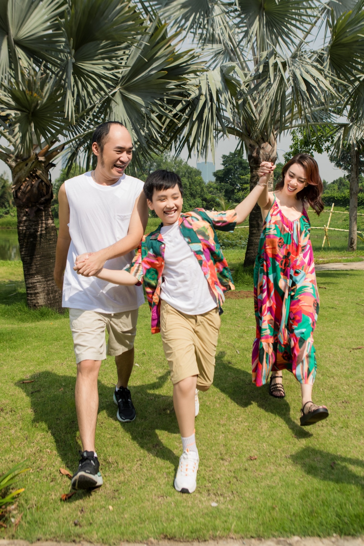 Thu Trang - Tiến Luật tung ảnh gia đình cực đáng yêu