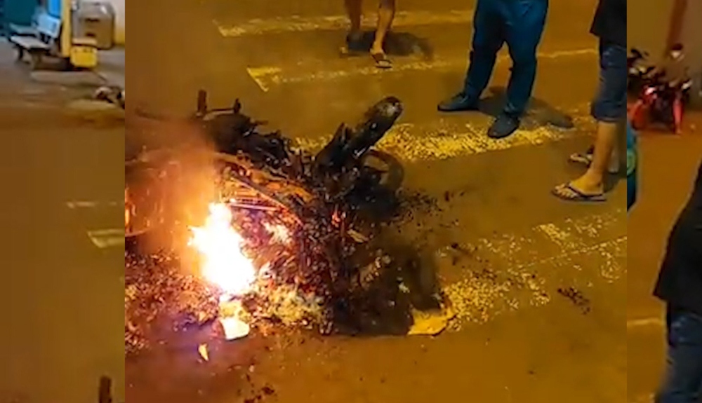 Hai nhóm hỗn chiến, đốt xe gây náo loạn đường phố ở Bình Phước