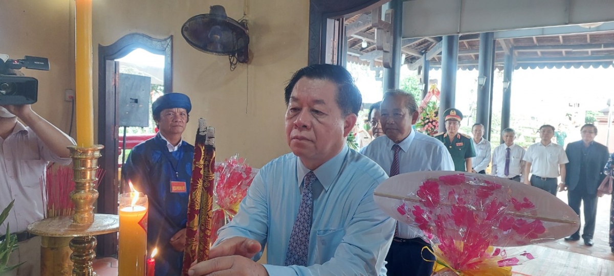 Trưởng Ban Tuyên Giáo Trung ương dâng hương Anh hùng dân tộc Trương Định
