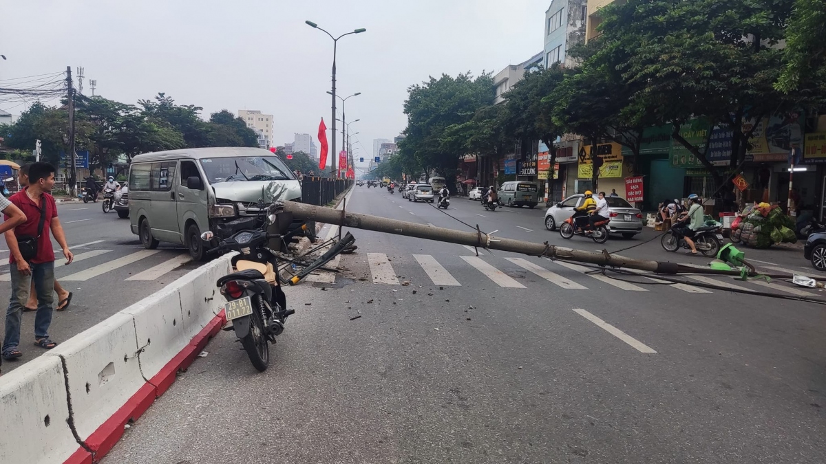 Ô tô đâm gãy cột điện gây ùn tắc trên đường Giải Phóng, Hà Nội