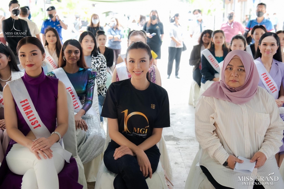 Thùy Tiên trải nghiệm làm đồ tái chế trước chung kết Miss Grand Malaysia