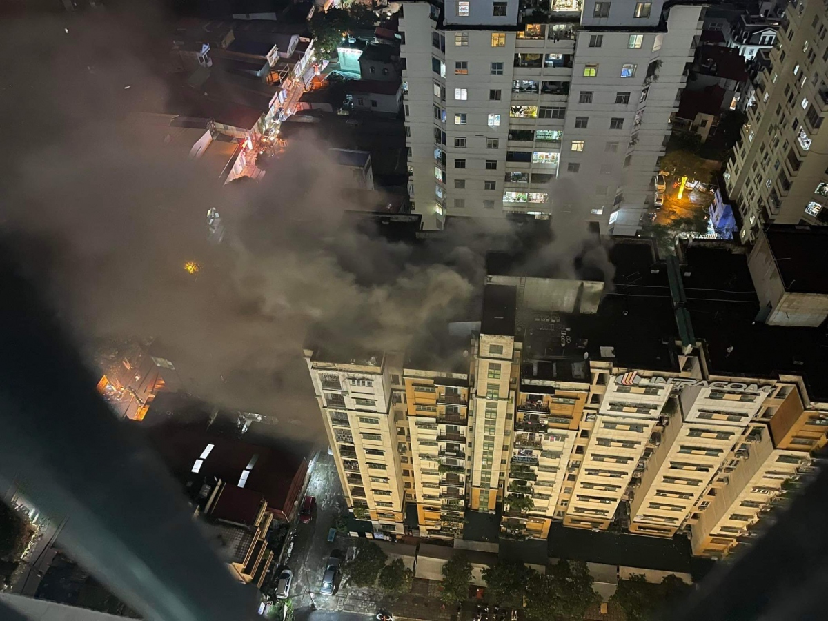 Giải cứu nhiều người trong vụ cháy chung cư ở Hà Nội