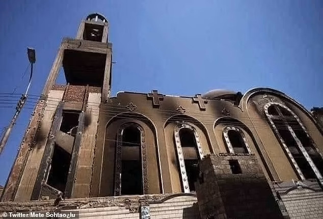 Hiện trường tan hoang sau vụ cháy nhà thờ tại Ai Cập