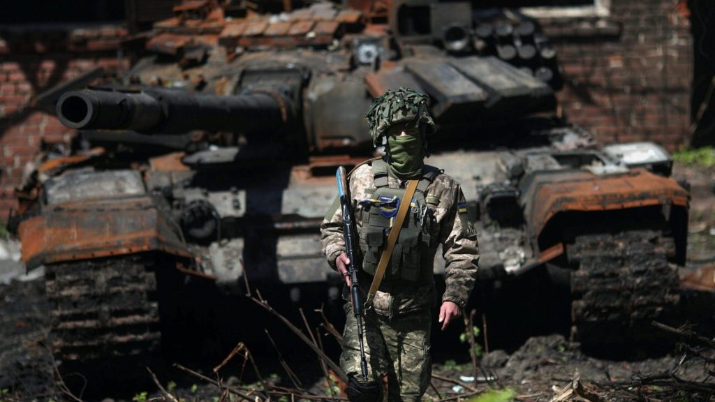 6 tháng xung đột Nga - Ukraine: So sánh sức mạnh vũ khí chủ lực của hai bên