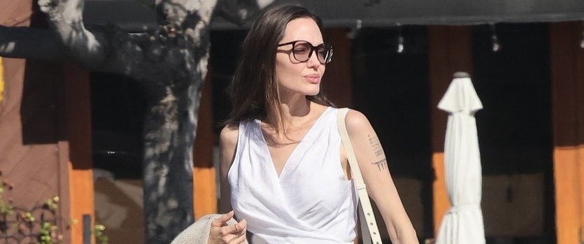 Angelina Jolie diện đồ hiệu, để mặt mộc xinh đẹp đi mua sắm cùng con trai