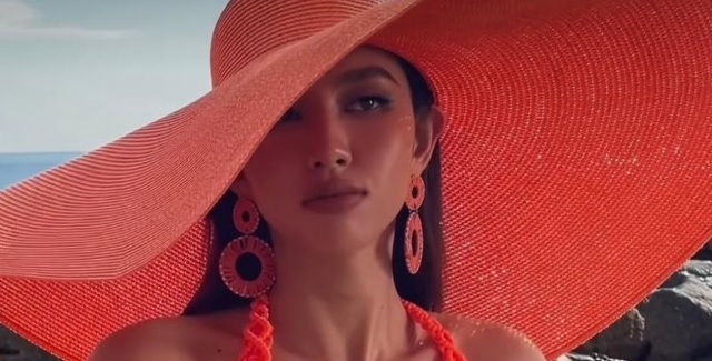 Hoa hậu Thùy Tiên diện bikini rực rỡ, thả dáng cuốn hút trên biển