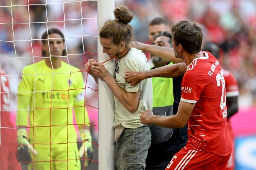 Cầu thủ Bayern ngăn CĐV buộc cổ vào cột dọc trong trận đấu điểm 10 của Sommer