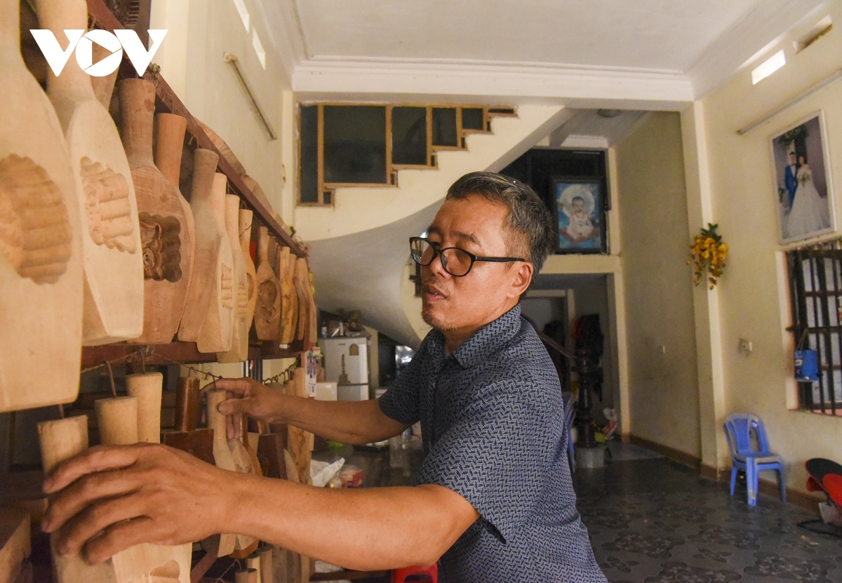 Nghệ nhân Trần Văn Bản hơn 40 năm miệt mài với khuôn bánh Trung thu truyền thống