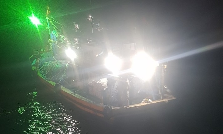 Xuyên đêm cứu ngư dân nguy kịch trên vùng biển Bình Thuận