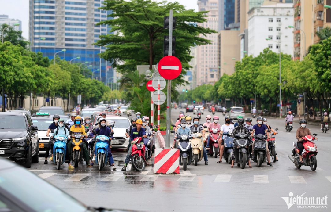 Xe máy lưu thông bát nháo khắp phố phường Hà Nội