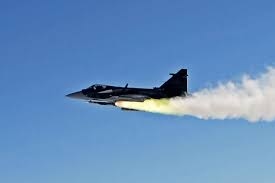 Khoảnh khắc chiến đấu cơ Gripen của Thụy Điển phóng tên lửa Meteor