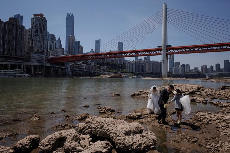 Hạn hán kỷ lục ở Trung Quốc, cô dâu – chú rể chụp ảnh cưới dưới đáy sông
