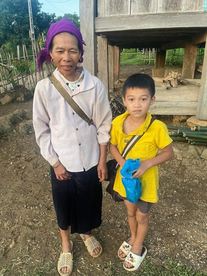 Cháu bé 9 tuổi ở Vân Hồ (Sơn La) đi lạc được đưa về nhà an toàn