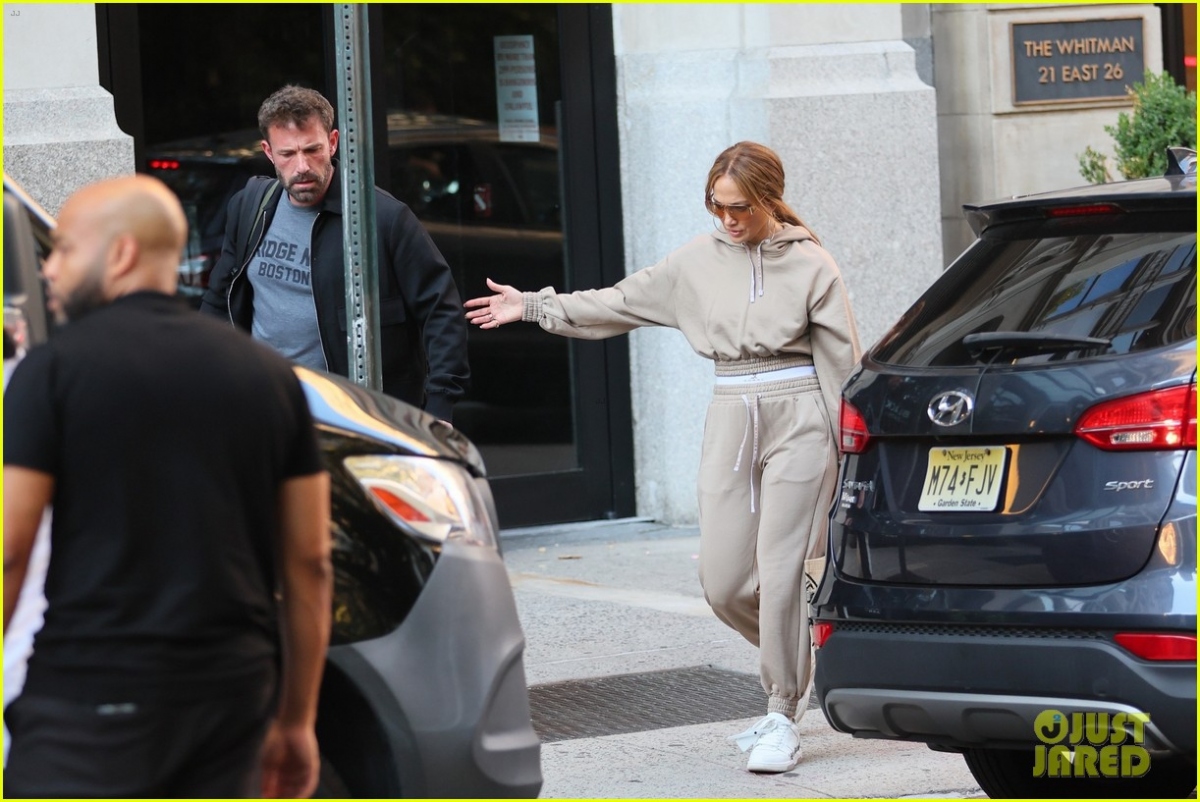 Jennifer Lopez trẻ trung ra phố cùng chồng