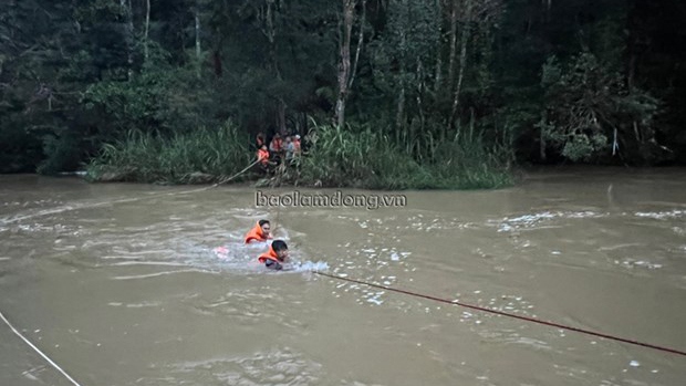 Lâm Đồng: Giải cứu 10 thiếu niên mắc kẹt giữa rừng trong mưa lũ