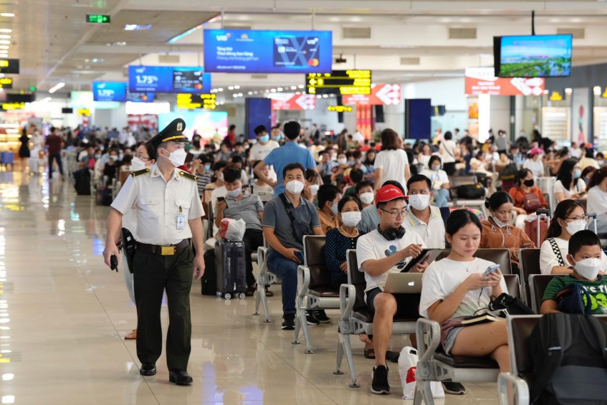 Sân bay Nội Bài nườm nượp hành khách trước kỳ nghỉ lễ 2/9