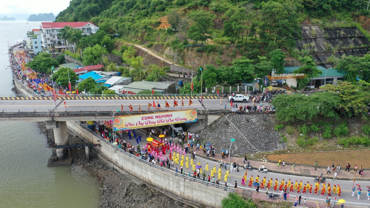 Rộn ràng lễ hội đền Cửa Ông tại Quảng Ninh