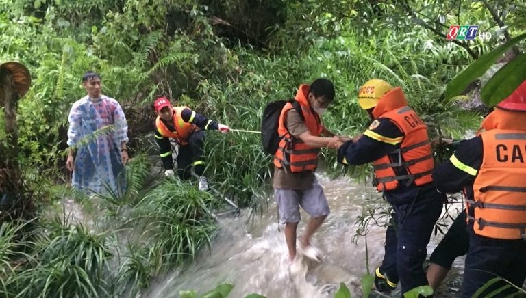 Chủ tịch nước biểu dương cảnh sát giải cứu 23 học sinh mắc kẹt bên bờ suối