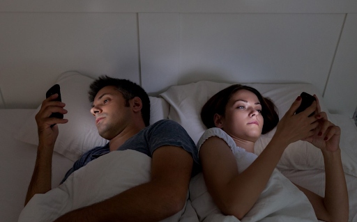 Những lý do khiến bạn không nên sử dụng điện thoại trước khi đi ngủ
