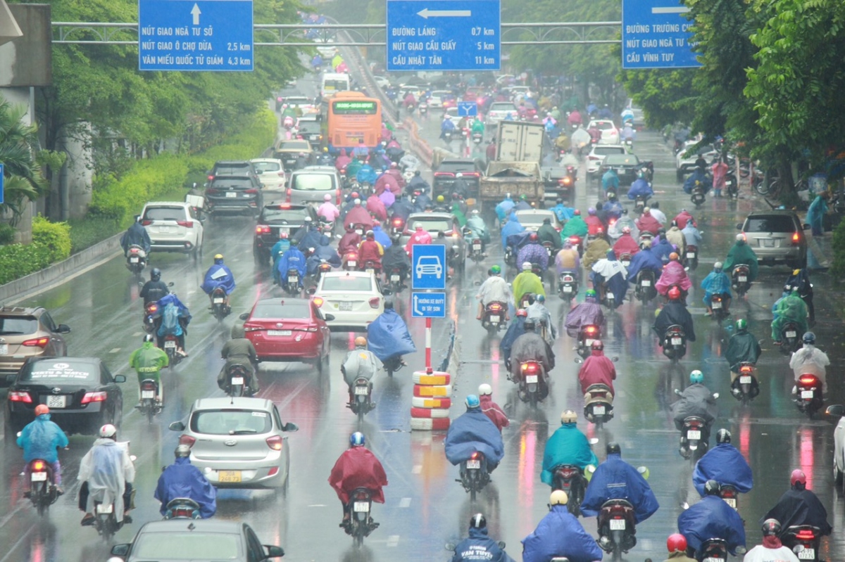 Áp thấp nhiệt đới tan dần, cảnh báo khu vực Hà Nội ngập lụt do mưa lớn