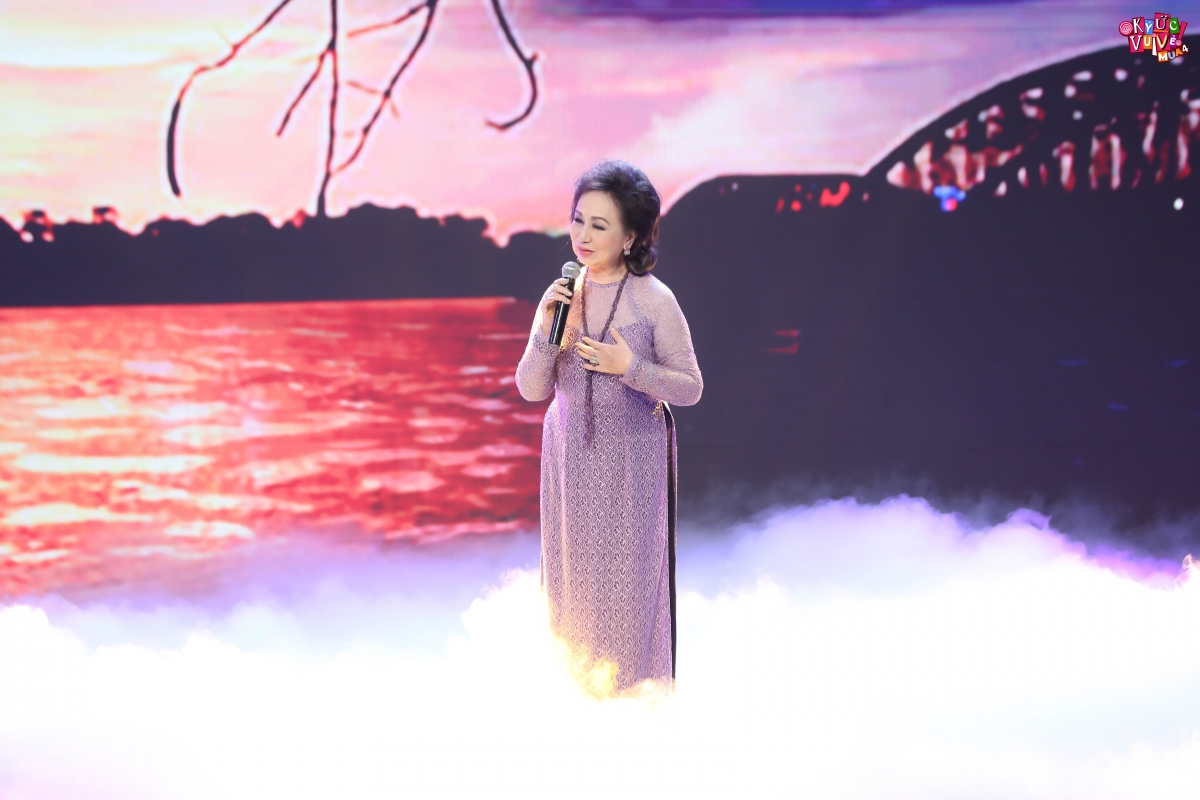 NSƯT Hồng Vân ngâm thơ bằng giọng Huế ngọt ngào tại "Ký ức vui vẻ"