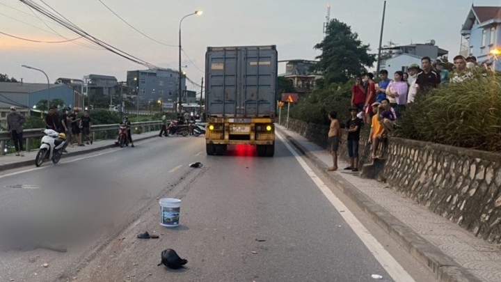 Hà Nội: Va chạm với ô tô trên đường đê, 2 người bị xe container cán chết