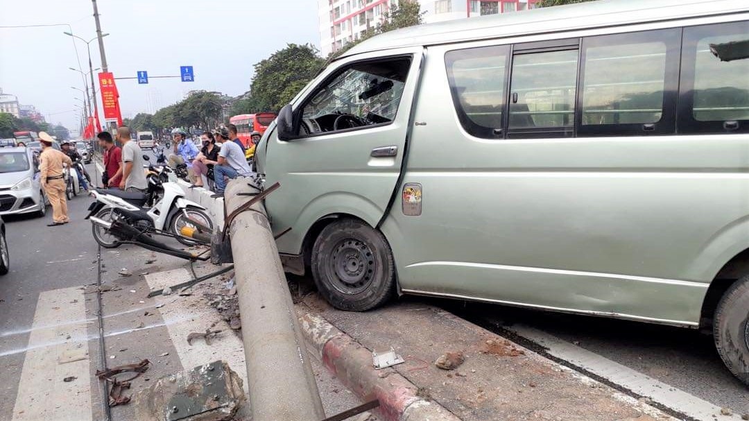 Ùn tắc kéo dài trên đường Giải Phóng vì ô tô 16 chỗ húc đổ cột điện