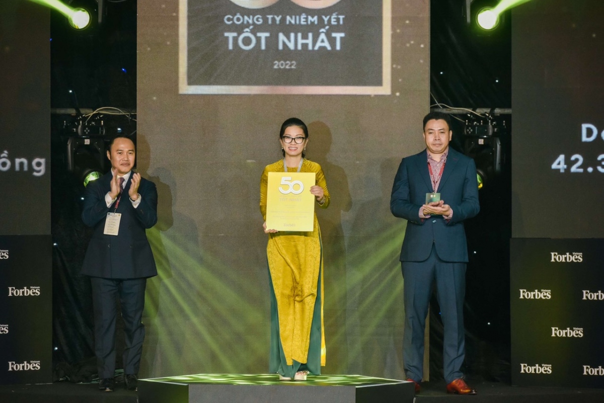 Vietcombank 10 lần liên tục được vinh danh Top 50 công ty niêm yết tốt nhất Việt