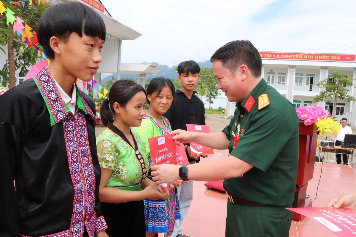 Viettel trao hơn 40 tỷ đồng học bổng Vì em hiếu học