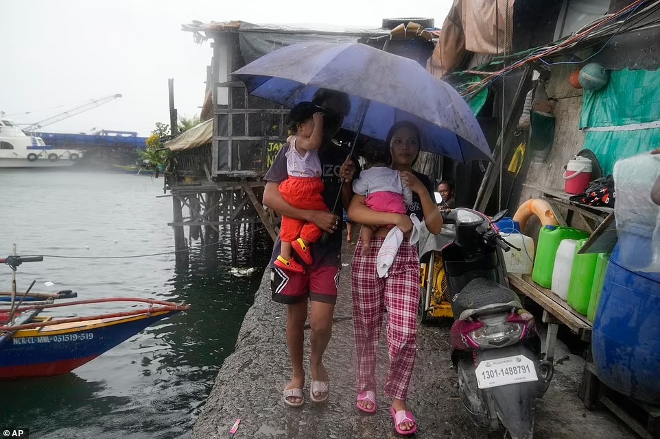 Siêu bão Noru đổ bộ Philippines, hàng nghìn người dân phải sơ tán