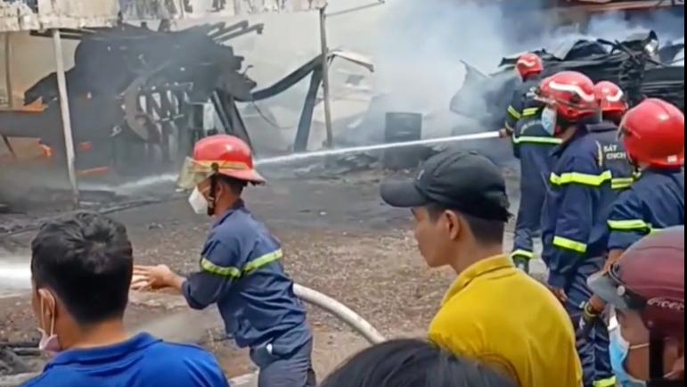 Nhà xưởng công ty gỗ ở Bình Dương bốc cháy, công nhân tháo chạy thoát thân