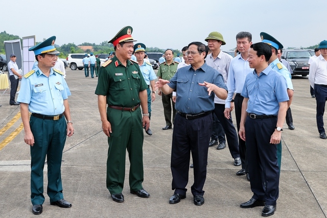 Thủ tướng thăm Trung đoàn Không quân tiêm kích, khảo sát sân bay quân sự Yên Bái