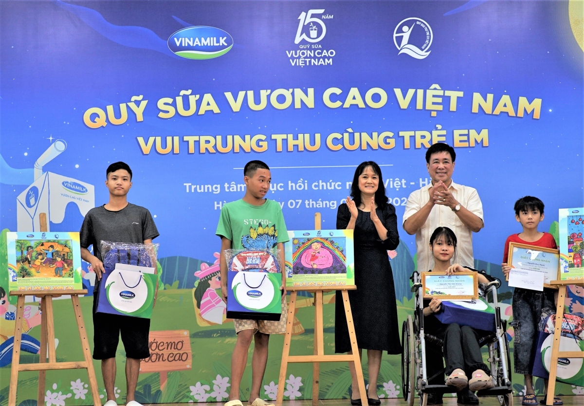 Thêm 1 mùa trung thu ấm áp trong hành trình 15 năm của Quỹ sữa Vươn cao Việt Nam