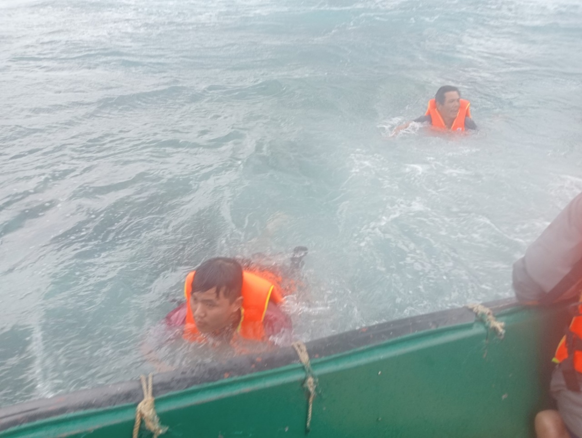 Tàu Trường Sa 12 hỗ trợ tàu cá Bình Định mắc cạn trên biển